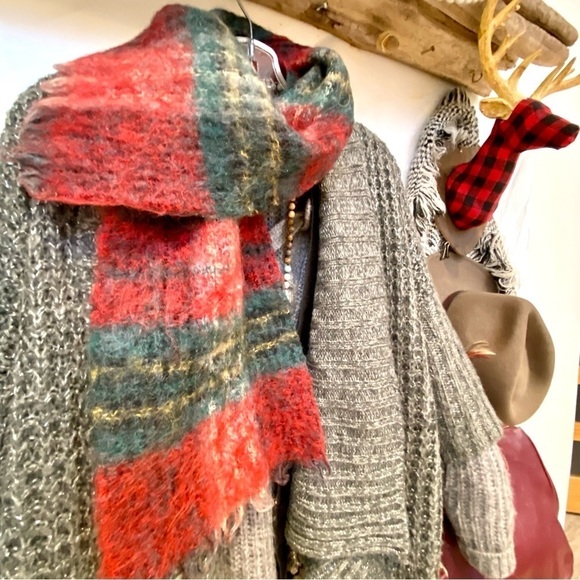 Cozy & warm mohair wool vintage scarf w cottage/resort vibe - Picture 6 of 11